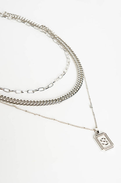 A LAYERED NECKLACE SET