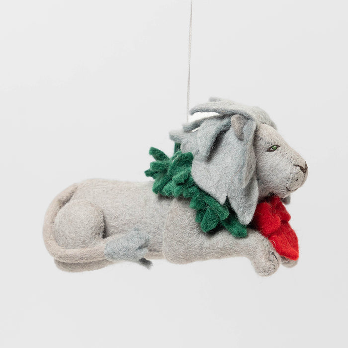 Handmade felt ornament of a regal lion statue adorned with a festive holiday wreath, inspired by the iconic lions outside the New York Public Library. Crafted from merino-blended wool, this ornament captures the spirit of NYC, literary tradition, and holiday cheer. A thoughtful gift for book lovers, librarians, and New York enthusiasts, perfect for trees, bookshelves, or desks. Ready to hang with a string attached.
